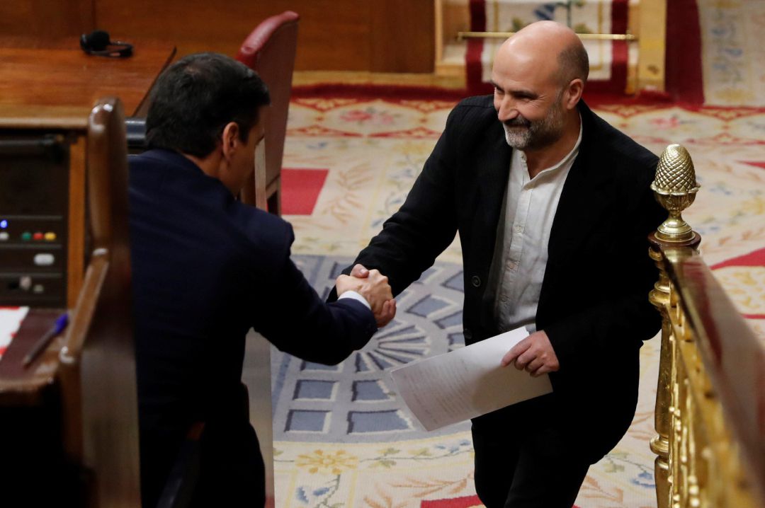 El diputado del BNG, Néstor Rego, saluda al presidente Pedro Sánchez (i) tras su intervención este martes en el Congreso donde se celebra la segunda y definitiva votación para investir presidente del Gobierno al candidato socialista. El diputado del BNG, Néstor Rego, saluda al presidente Pedro Sánchez (i) tras su intervención este martes en el Congreso donde se celebra la segunda y definitiva votación para investir presidente del Gobierno al candidato socialista.