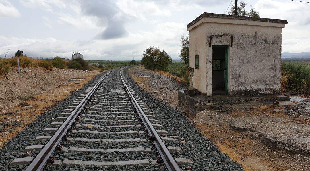 Vía del tren convencional Granada-Bobadilla a la altura de Obéilar, en Íllora (Granada) Vía del tren convencional Granada-Bobadilla a la altura de Obéilar, en Íllora (Granada)
