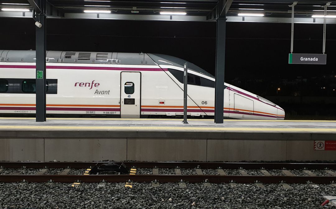 Uno de los trenes AVANT que cubrirá el trayecto de alta velocidad entre Granada y Sevilla, en la estación granadina Uno de los trenes AVANT que cubrirá el trayecto de alta velocidad entre Granada y Sevilla, en la estación granadina