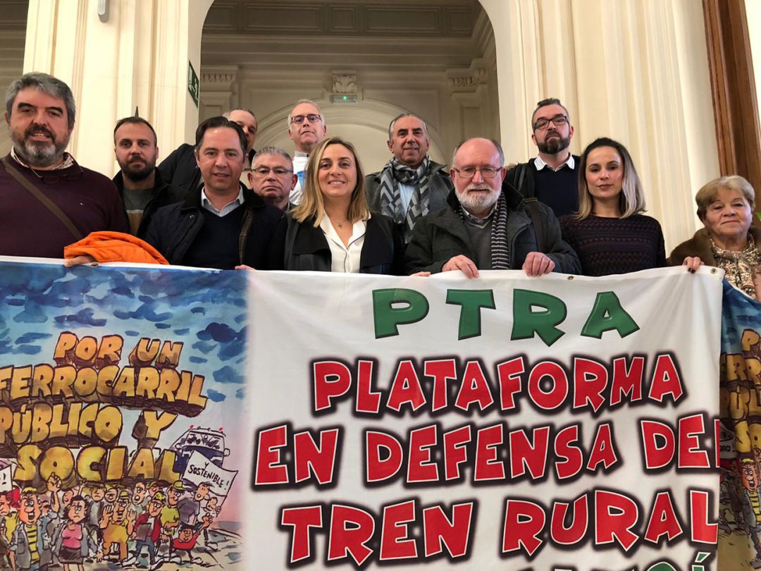 Miembros de la Plataforma en defensa del Tren Rural en Andalucía posan junto a la consejera de Fomento, Marifrán Carazo, tras reunirse en Granada Miembros de la Plataforma en defensa del Tren Rural en Andalucía posan junto a la consejera de Fomento, Marifrán Carazo, tras reunirse en Granada