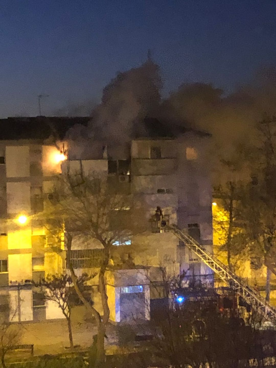Dos personas fallecidas y un bebé en la UCI por el incendio de un piso en la Hispanidad Dos personas fallecidas y un bebé en la UCI por el incendio de un piso en la Hispanidad
