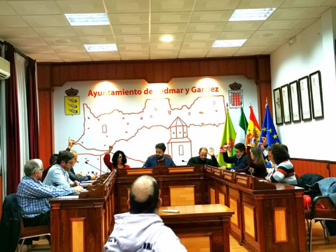 Momento de la votación, a la izquierda se observa a los integrantes del grupo popular, que no votan la propuesta Momento de la votación, a la izquierda se observa a los integrantes del grupo popular, que no votan la propuesta