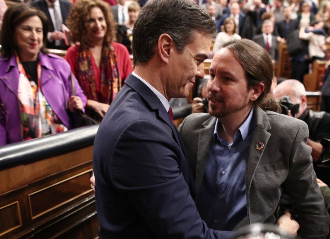 El secretario general de Podemos, Pablo Iglesias, felicita al al presidente del Gobierno, Pedro Sánchez, tras ser elegido al finalizar la segunda sesión de votación para la investidura. El secretario general de Podemos, Pablo Iglesias, felicita al al presidente del Gobierno, Pedro Sánchez, tras ser elegido al finalizar la segunda sesión de votación para la investidura.