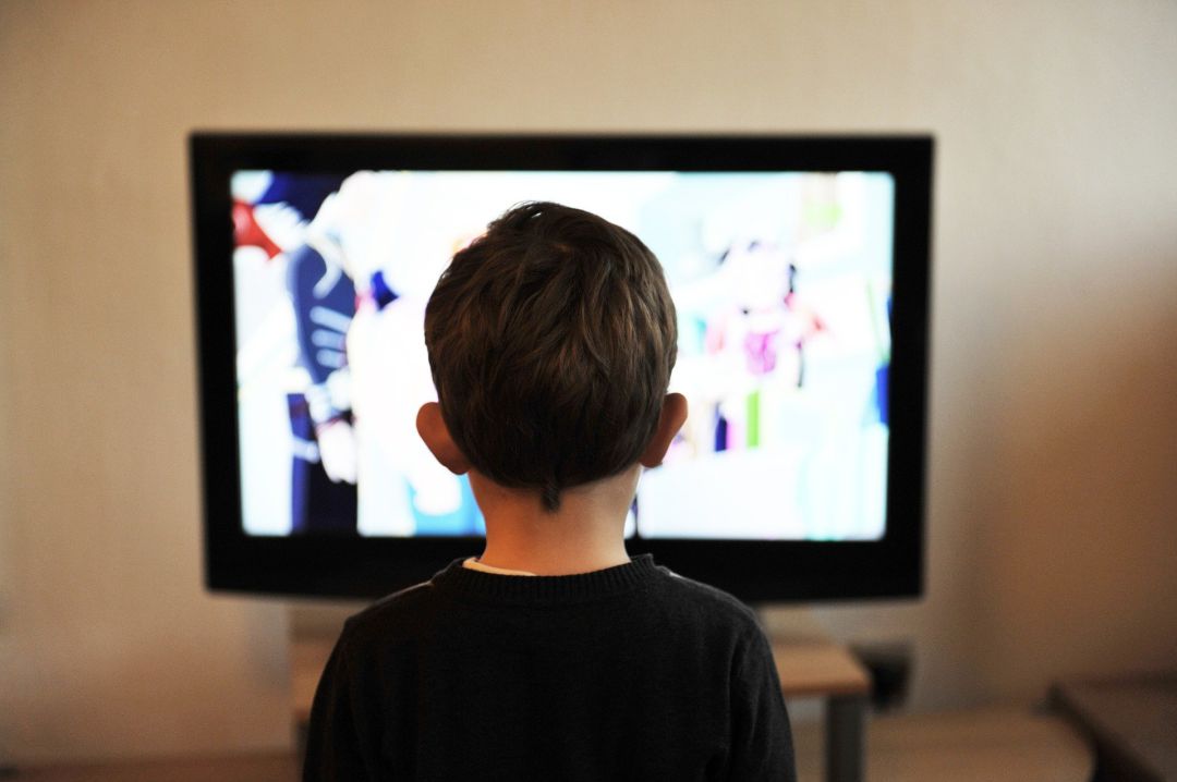 Niño mirando la televisión Niño mirando la televisión