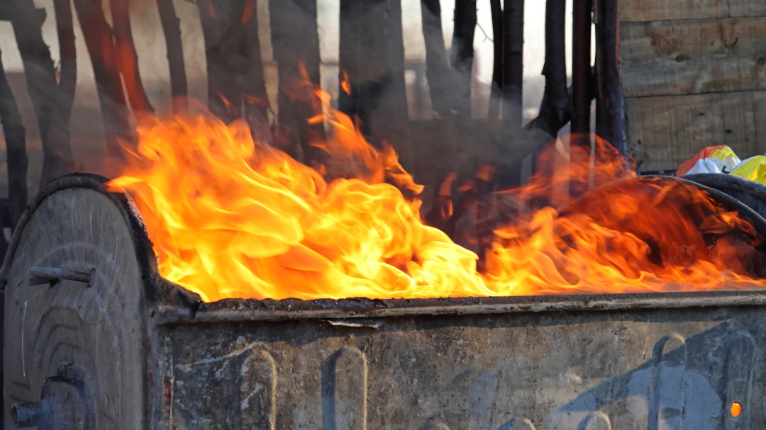 Identificado un menor como presunto autor de incendiar un contenedor de basura en Camargo
