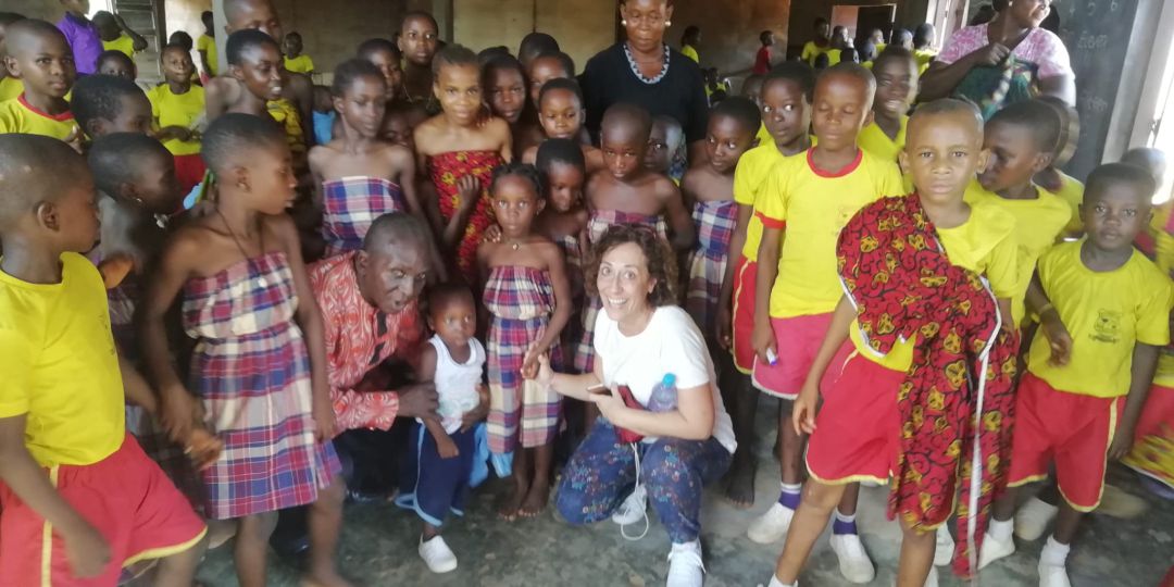 Regina Andrés con un grupo de escolares en Nigeria. Regina Andrés con un grupo de escolares en Nigeria.