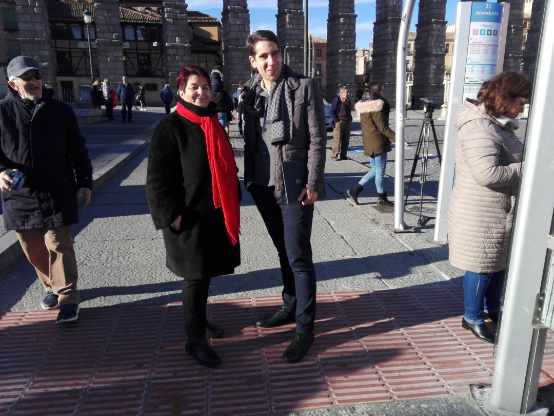 La alcaldesa de Segovia, Clara Luquero y el concejal de Obras, Miguel Merino posan en la parada de autobús de la plaza de Artillería. La alcaldesa de Segovia, Clara Luquero y el concejal de Obras, Miguel Merino posan en la parada de autobús de la plaza de Artillería.