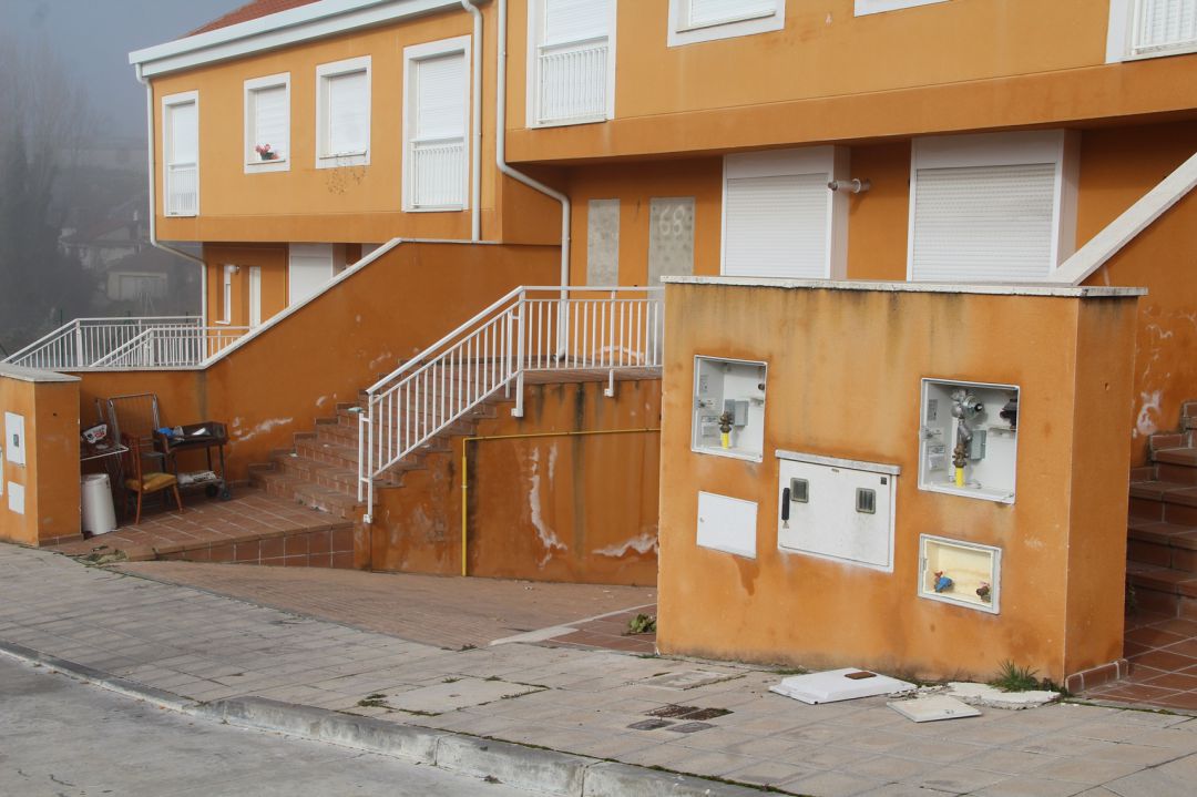 Enseres abandonados en los porches de viviendas vacías y estado de contadores en la urbanización Fuente la Bola Enseres abandonados en los porches de viviendas vacías y estado de contadores en la urbanización Fuente la Bola