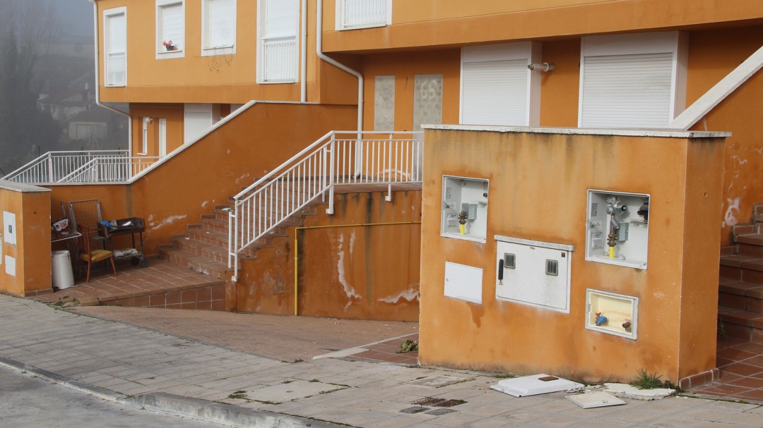 La Asociación de Vecinos Fuente La Bola lamenta la dejadez del Sareb en las viviendas vacías de la urbanización