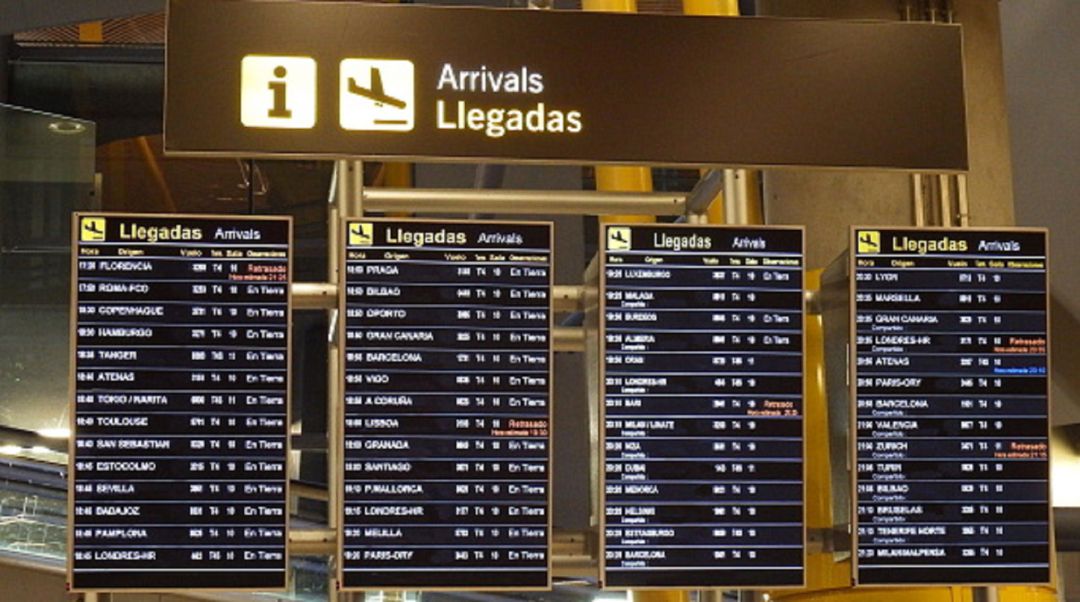 Panel de llegadas en un aeropuerto Panel de llegadas en un aeropuerto