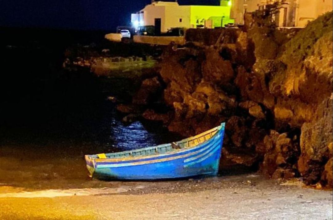 La patera llegada a Punta Mujeres, varada en la orilla. La patera llegada a Punta Mujeres, varada en la orilla.