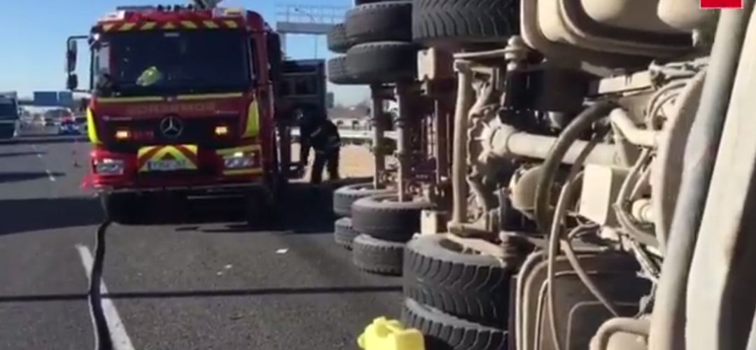 El vuelco del camión dejó atrapado en la cabina al conductor que ha sufrido heridas leves. El vuelco del camión dejó atrapado en la cabina al conductor que ha sufrido heridas leves.