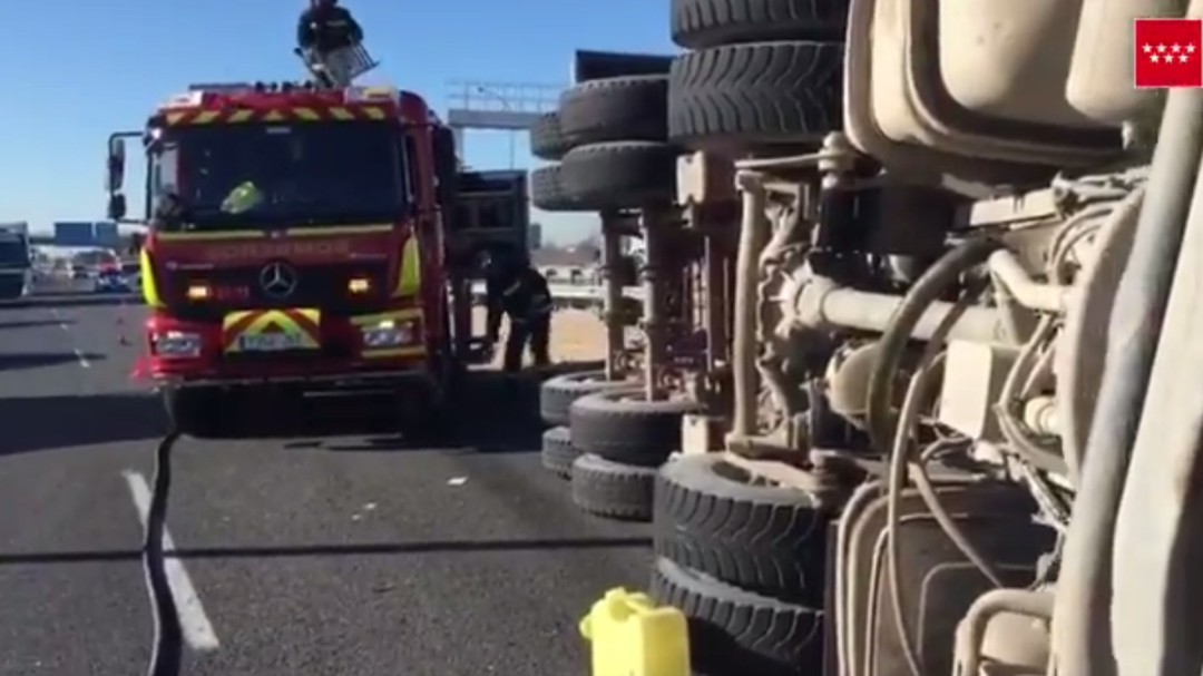 Un herido leve al volcar un camión en la M-50 a su paso por Getafe