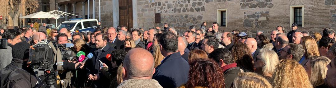 El PP-CLM pide a García-Page que traicione a Pedro Sánchez El PP-CLM pide a García-Page que traicione a Pedro Sánchez