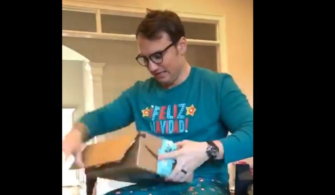 El hombre abre el regalo de su hijastro. El hombre abre el regalo de su hijastro.