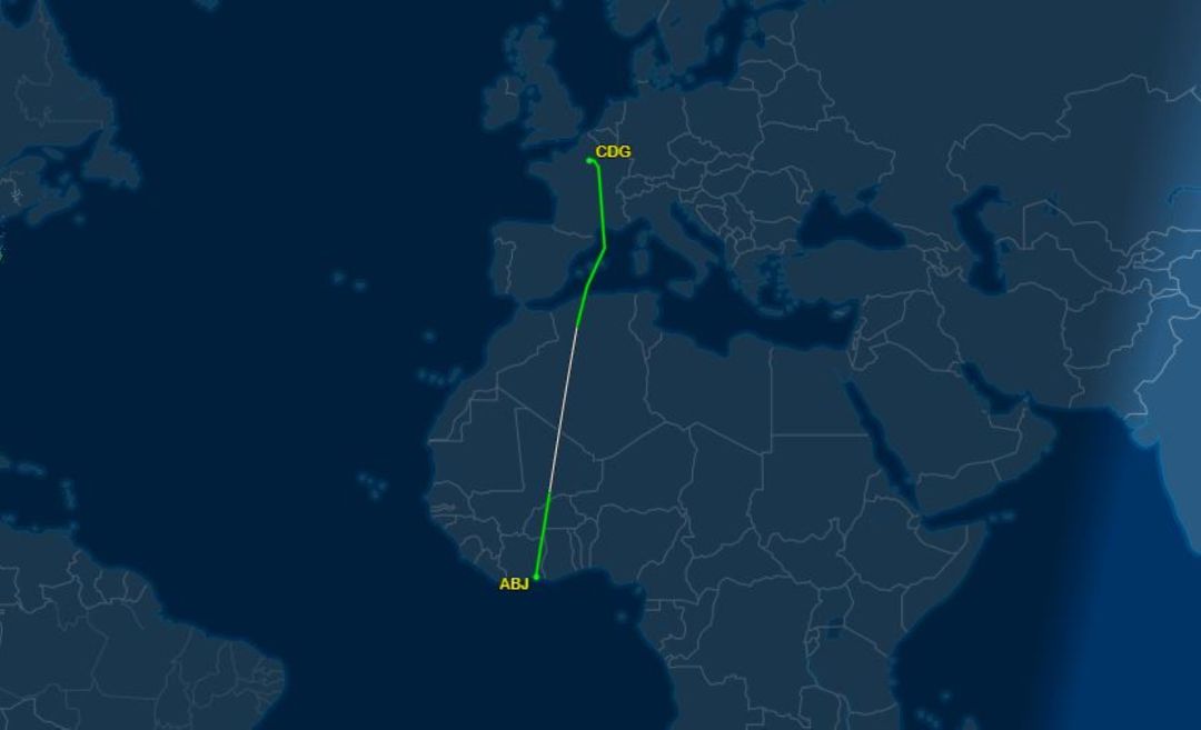 El avión salió de la capital de Costa de Marfil y aterrizó en París. El avión salió de la capital de Costa de Marfil y aterrizó en París.