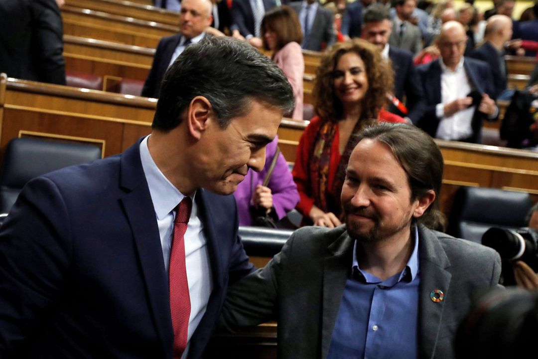 Pedro Sánchez y Pablo Iglesias durante la sesión de investidura de este martes Pedro Sánchez y Pablo Iglesias durante la sesión de investidura de este martes