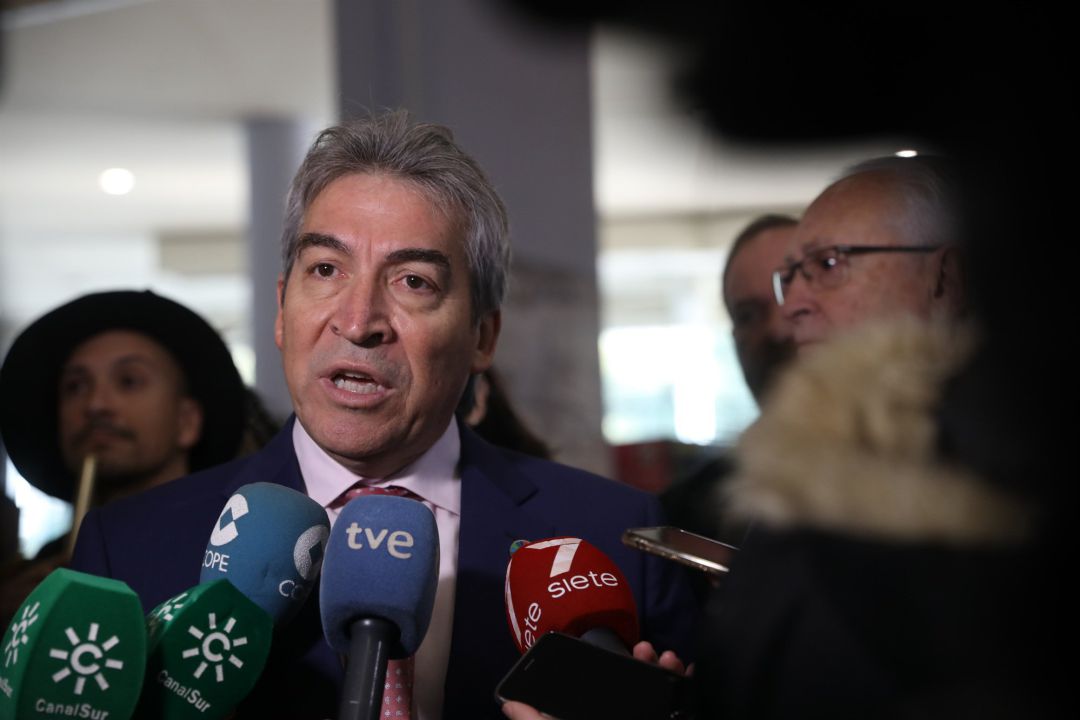 El delegado del Gobierno en Andalucía, Lucrecio Fernández, atiende a los medios en Sevilla. El delegado del Gobierno en Andalucía, Lucrecio Fernández, atiende a los medios en Sevilla.