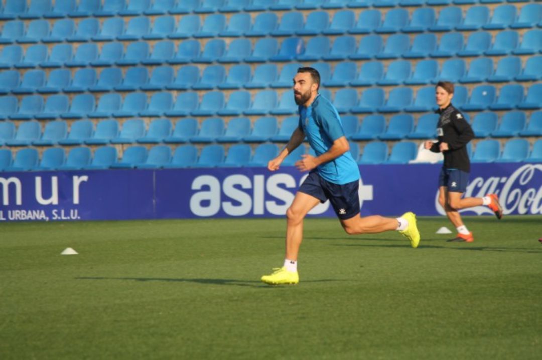 El mediocentro Carlos De Lerma entrenando en el Rico Pérez El mediocentro Carlos De Lerma entrenando en el Rico Pérez