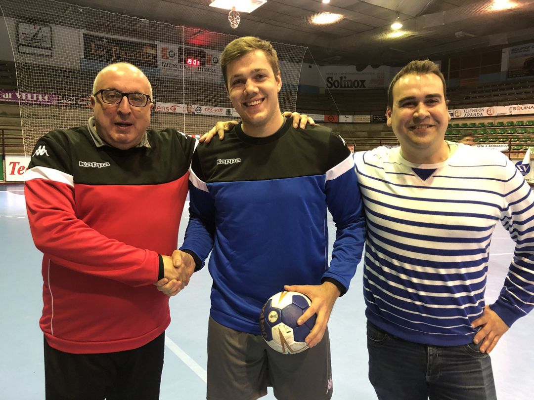 El lateral serbio, Srdan Mijatovic (centro) junto al entrenador, Alberto Suárez, y el presidente, Álvaro Perote (d) El lateral serbio, Srdan Mijatovic (centro) junto al entrenador, Alberto Suárez, y el presidente, Álvaro Perote (d)