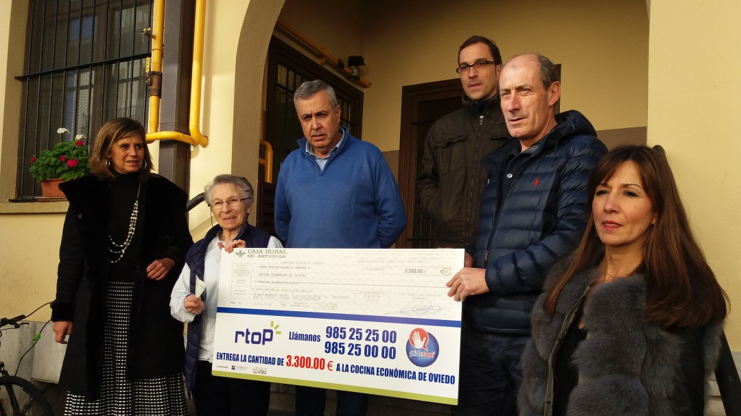 Los taxistas de Oviedo donan 3.300 euros a la Cocina Económica