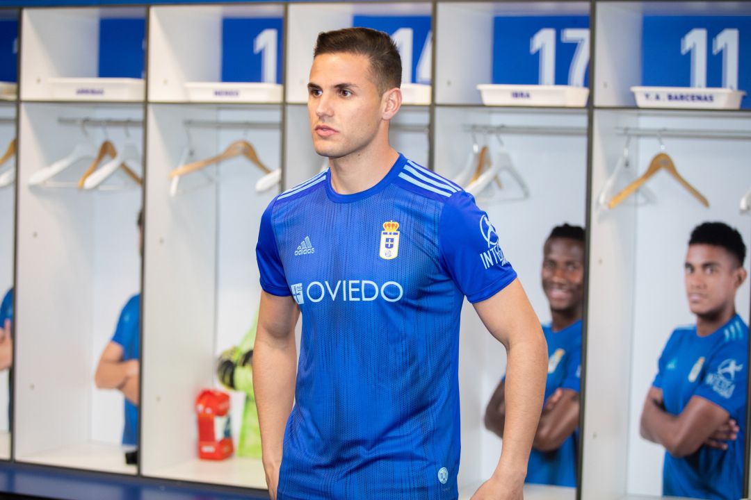 Luismi posa con su nueva camiseta Luismi posa con su nueva camiseta