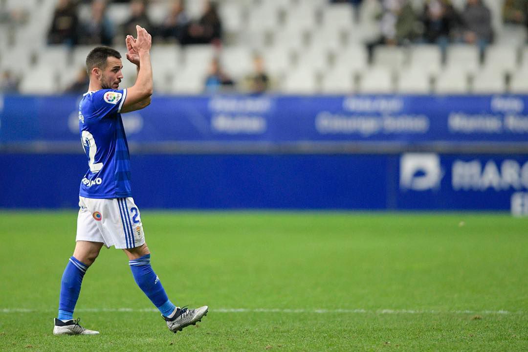 Joselu aplaude a la grada del Carlos Tartiere Joselu aplaude a la grada del Carlos Tartiere