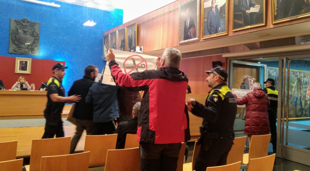 Miembros de la plataforma durante el pleno en el ayuntamiento Miembros de la plataforma durante el pleno en el ayuntamiento