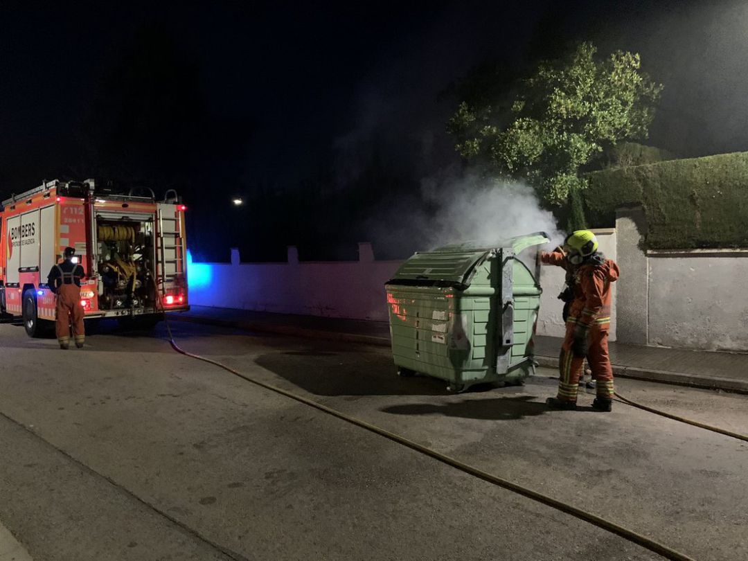Los bomberos actúan en un contenedor con brasas mal apagadas Los bomberos actúan en un contenedor con brasas mal apagadas
