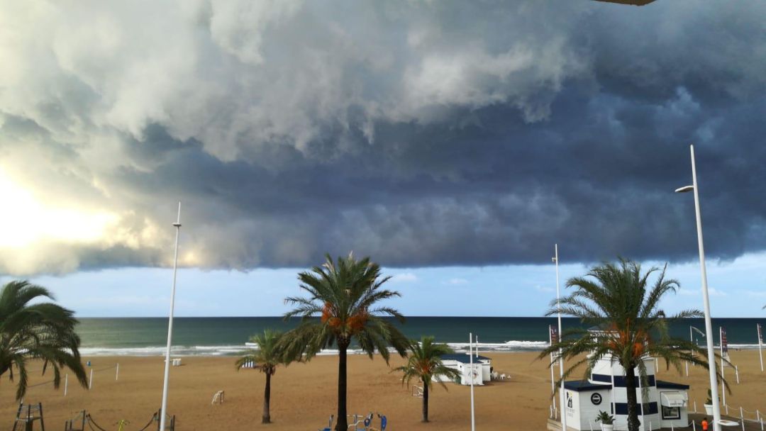 Nubes en la playa de Gandia a los inicios de una gota fría Nubes en la playa de Gandia a los inicios de una gota fría
