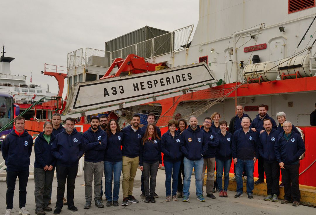 Foto de familia de los integrantes de la expedición en Ushuaia (Argentina) antes de embarcarse a bordo del Hespérides Foto de familia de los integrantes de la expedición en Ushuaia (Argentina) antes de embarcarse a bordo del Hespérides
