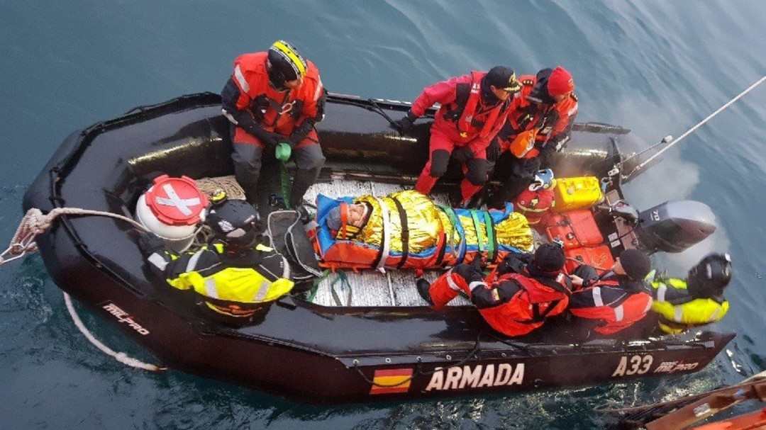 El Hespérides evacúa a un suboficial accidentado en la Antártida