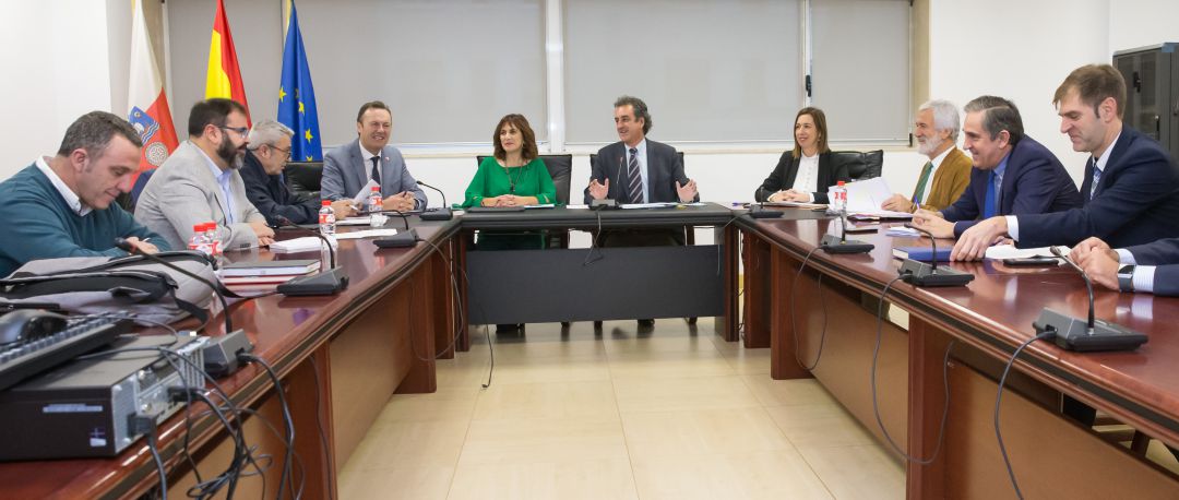 Imagen de archivo de la última reunión mantenida entre varios consejeros del bipartiro PRC-PSOE y los líderes de UGT, CCOO y CEOE. Imagen de archivo de la última reunión mantenida entre varios consejeros del bipartiro PRC-PSOE y los líderes de UGT, CCOO y CEOE.