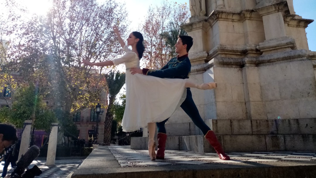 'El Cascanueces' calienta motores en Plaza Nueva y a los pies de la Giralda