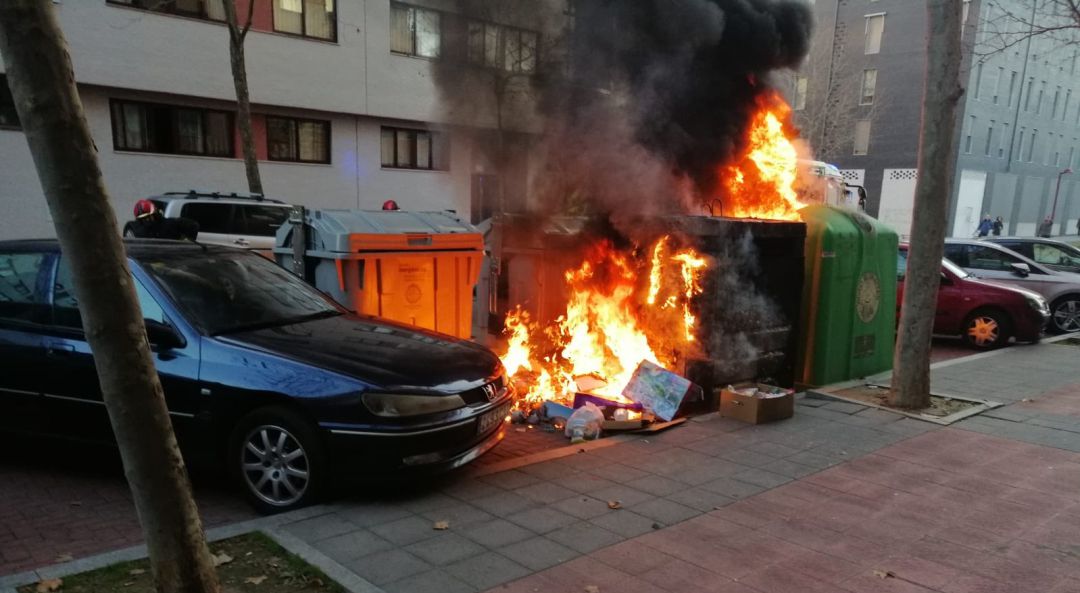 vandalismo Valladolid: La Policía busca al autor de la quema de cuatro contenedores vandalismo Valladolid: La Policía busca al autor de la quema de cuatro contenedores