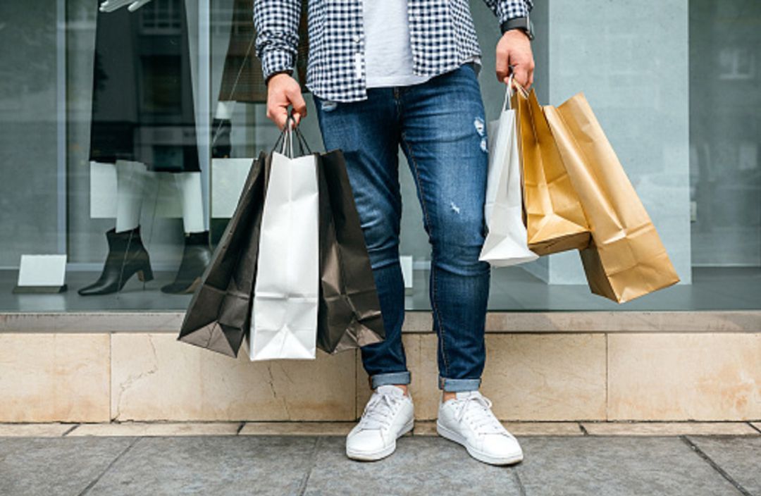 El daño de las grandes superficies y el comercio digital a las pequeñas tiendas El daño de las grandes superficies y el comercio digital a las pequeñas tiendas