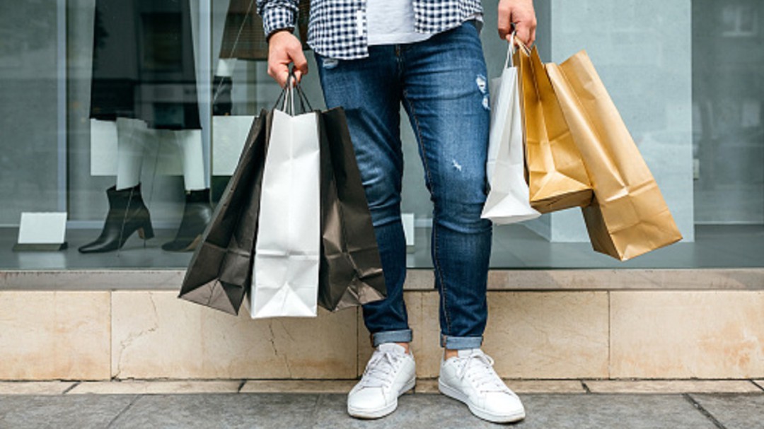 El daño de las grandes superficies y el comercio digital a las pequeñas tiendas