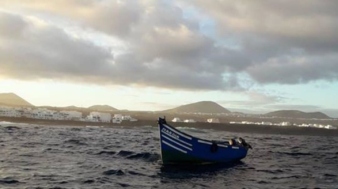 Se busca una patera con 43 personas a bordo Se busca una patera con 43 personas a bordo
