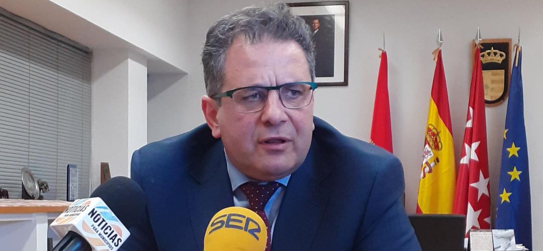Ramón Jurado ha hablado de propuestas para aliviar la deuda municipal que tendrá que contar con la implicación de las tres administraciones. Ramón Jurado ha hablado de propuestas para aliviar la deuda municipal que tendrá que contar con la implicación de las tres administraciones.