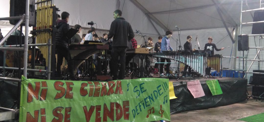 Los alumnos llevan meses aprovechando cada actuación para poner de relevancia la precaria situación que viven en las aulas Los alumnos llevan meses aprovechando cada actuación para poner de relevancia la precaria situación que viven en las aulas