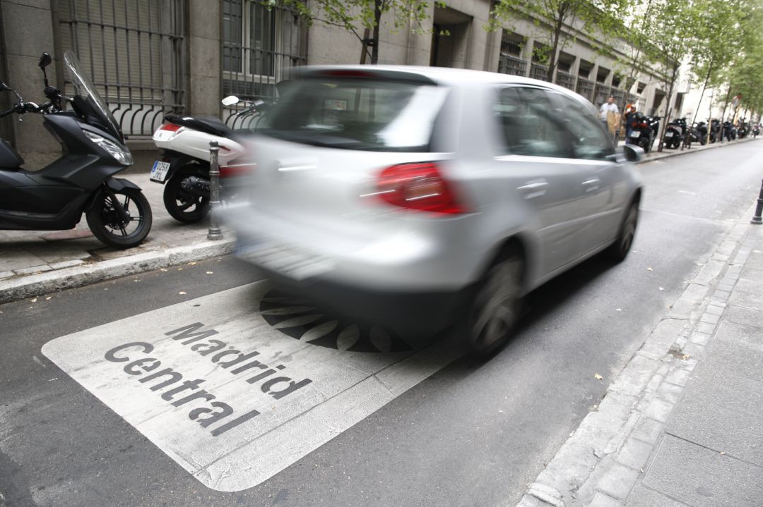 Un coche atraviesa una de las vías que componen Madrid Central. Un coche atraviesa una de las vías que componen Madrid Central.