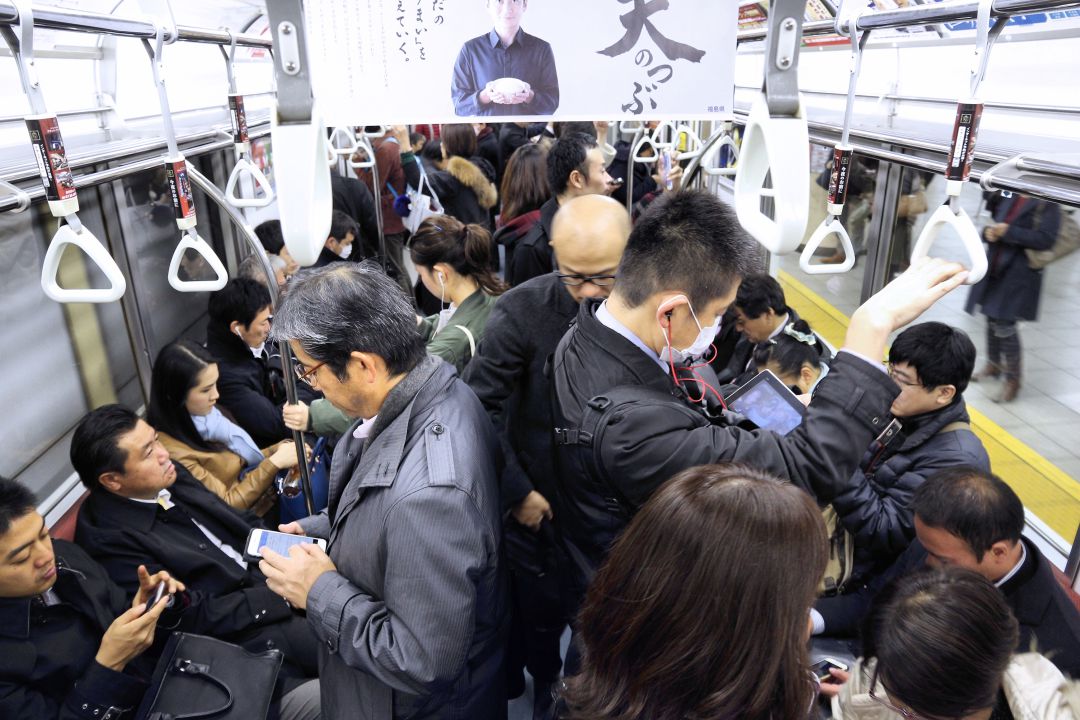 Ciudadanos japoneses, en el metro camino del trabajo. Ciudadanos japoneses, en el metro camino del trabajo.