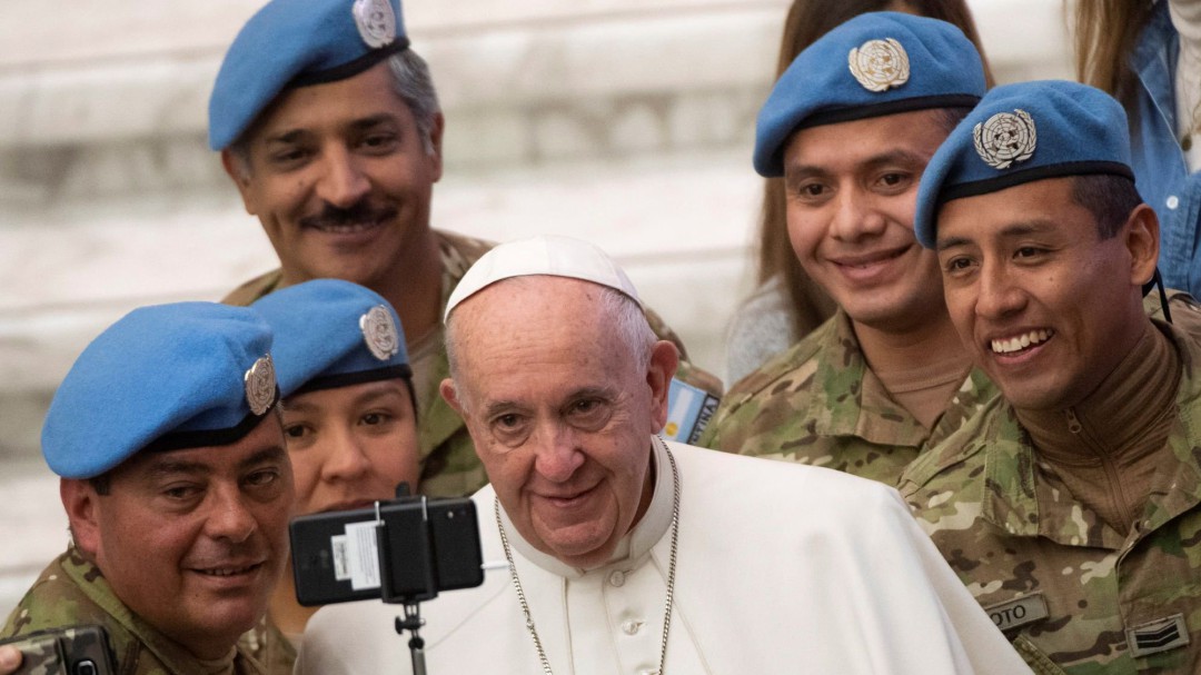 La ironía del Papa Francisco: "Te beso, pero no me muerdas"