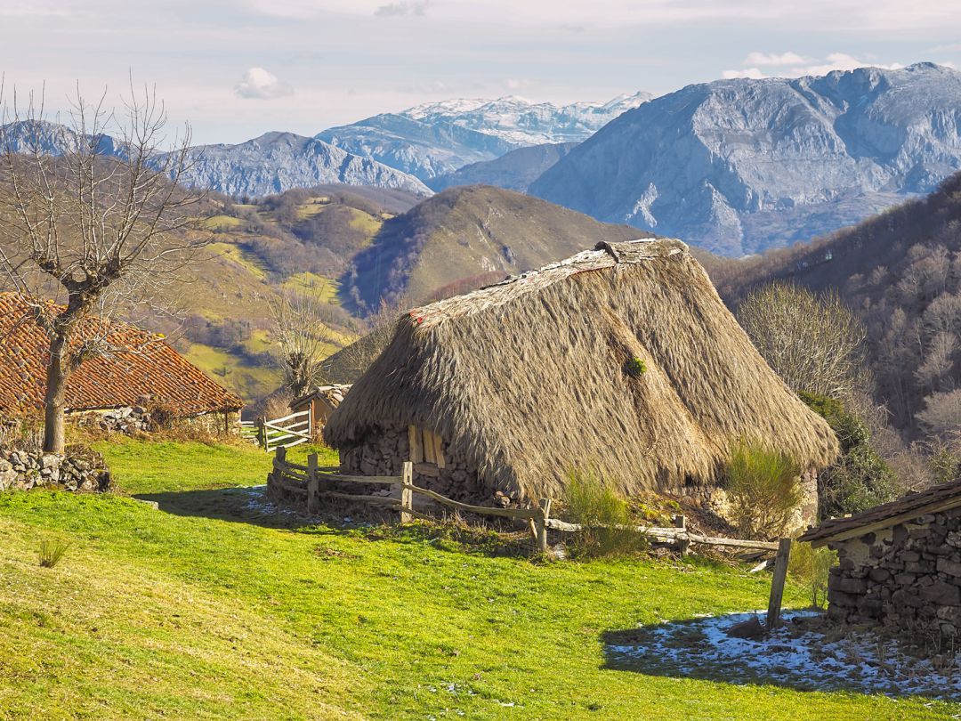Una cabana de teito en la Braña de Tuiza, en Teverga Una cabana de teito en la Braña de Tuiza, en Teverga