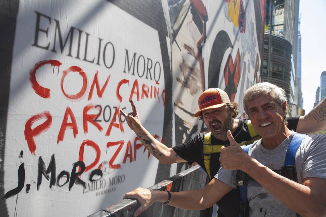 El bodeguero y el artista posan ante la imagen de la firma vitivinícola en el mural realizado en Times Square El bodeguero y el artista posan ante la imagen de la firma vitivinícola en el mural realizado en Times Square