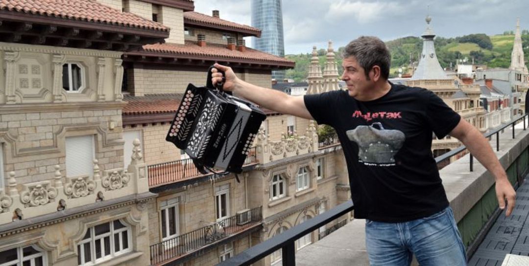 Kepa Junkera en la terraza de Radio Bilbao en la presentación de su disco 'Maletak' en 2016 Kepa Junkera en la terraza de Radio Bilbao en la presentación de su disco 'Maletak' en 2016