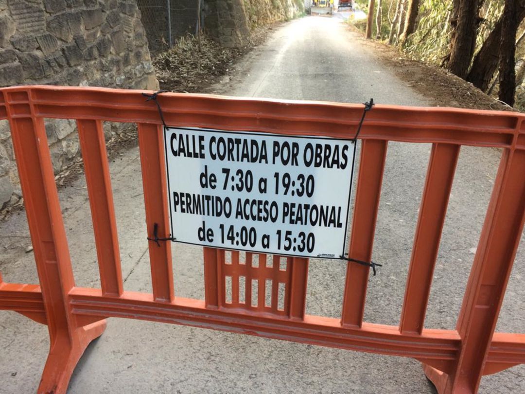 Acceso cortado al camino de obras en Monte Bateig de Elda Acceso cortado al camino de obras en Monte Bateig de Elda