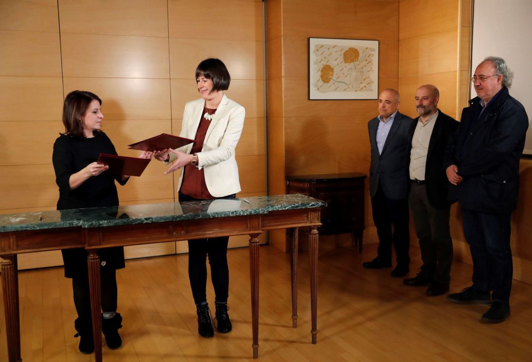 La portavoz Nacional del Bloque Nacionalista Galego (BNG) y diputada en el Parlamento de Galicia, Ana Pontón y la vicesecretaria general del PSOE y portavoz del Grupo Socialista en el Congreso, Adriana Lastra, tras el acuerdo. La portavoz Nacional del Bloque Nacionalista Galego (BNG) y diputada en el Parlamento de Galicia, Ana Pontón y la vicesecretaria general del PSOE y portavoz del Grupo Socialista en el Congreso, Adriana Lastra, tras el acuerdo.