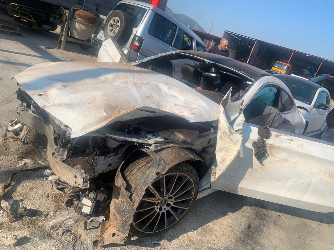 Coche destrozado tras chocar contra un jabalí en Simat Coche destrozado tras chocar contra un jabalí en Simat