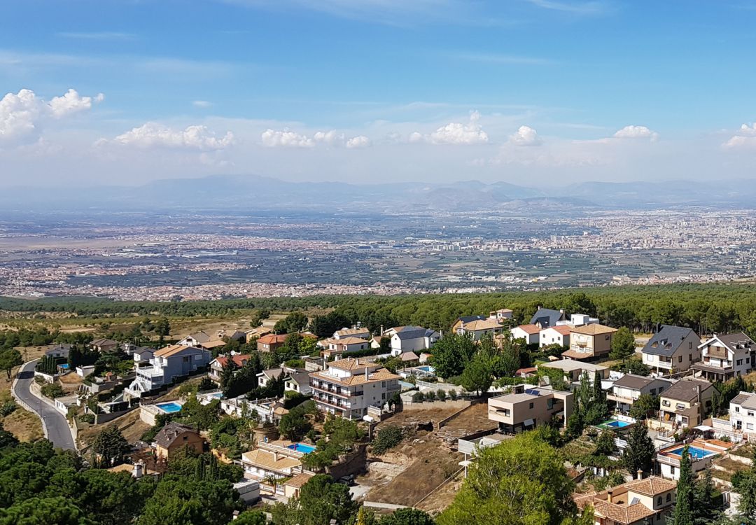 La ciudad de Granada al fondo y el Ärea Metropolitana desde Cumbres Verdes (La Zubia), en primer plano La ciudad de Granada al fondo y el Ärea Metropolitana desde Cumbres Verdes (La Zubia), en primer plano